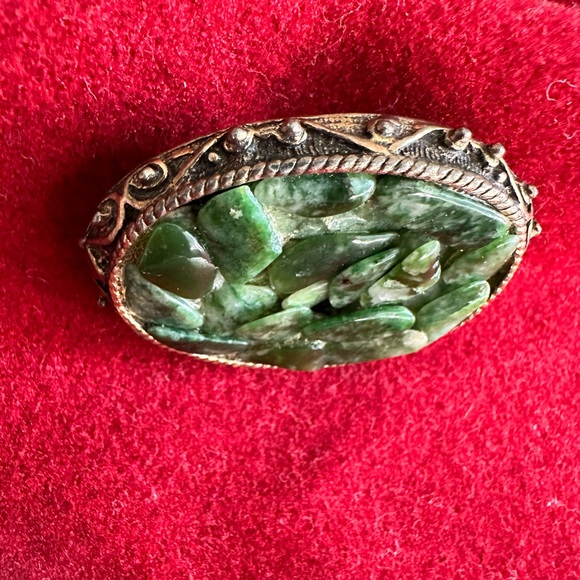 Stunning Vintage green stone brooch. Unsure of the age. Bold green beauty. - Picture 3 of 5